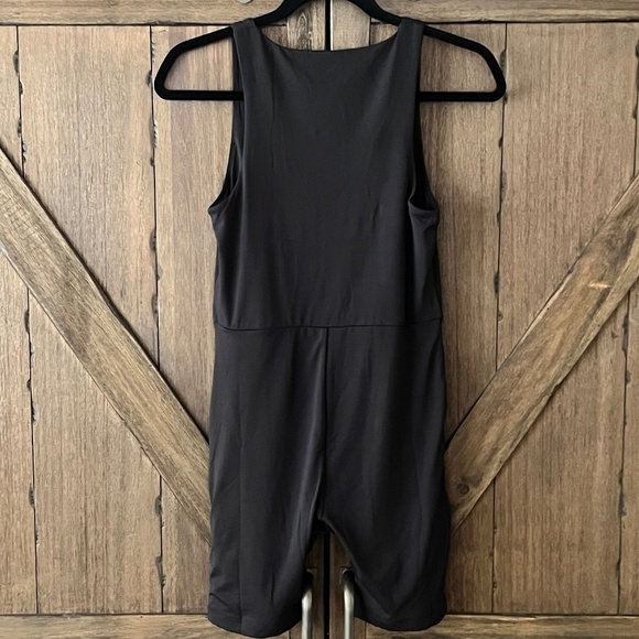 House of Harlow 1960 All Day Contour V-neck Black Shorts Jumpsuit Size Small NWT - Picture 3 of 8